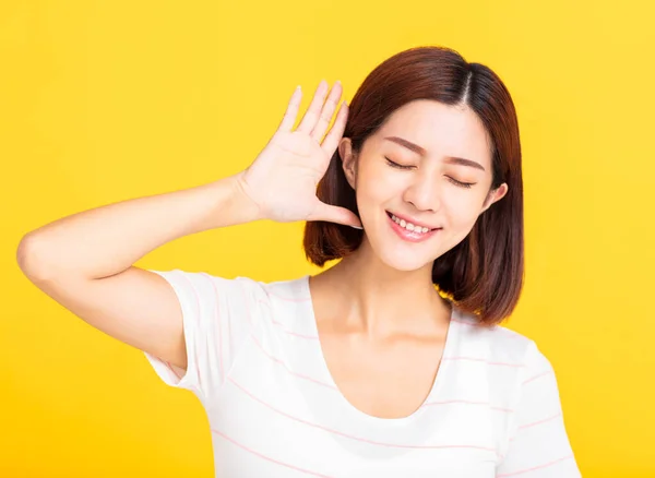 Mujer Joven Escuchando Algo Poniendo Mano Oreja — Foto de Stock