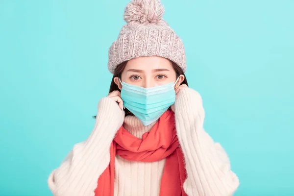 Kışın Giyinmiş Tıbbi Maske Takan Genç Bir Kadın — Stok fotoğraf