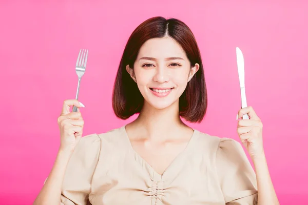 Hermosa Joven Sosteniendo Tenedor Cuchillo Mesa Con Concepto Degustación Alimentos —  Fotos de Stock