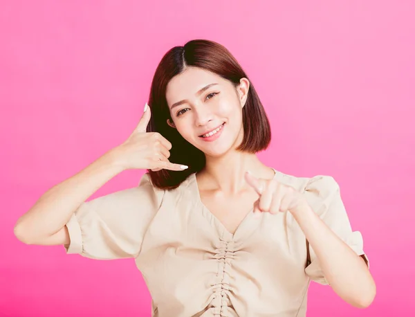 Hermosa Joven Mujer Haciendo Gesto Llamarme — Foto de Stock