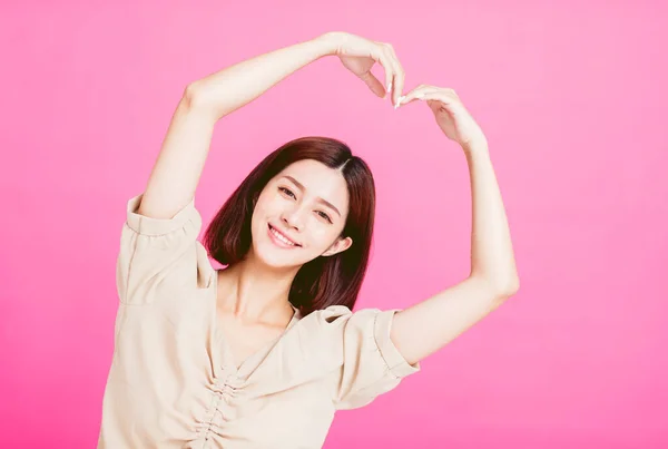 Sorridente Jovem Mulher Com Forma Coração Gesto — Fotografia de Stock