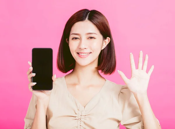 Mujer Joven Sonriente Mostrando Teléfono Inteligente — Foto de Stock