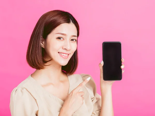 Glimlachende Jonge Vrouw Tonen Wijzen Naar Smartphone — Stockfoto