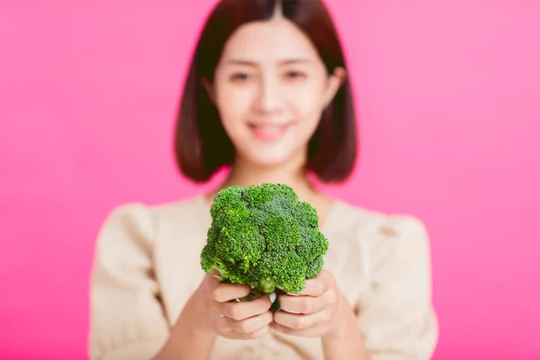 Zdrowa Młoda Kobieta Pokazuje Zielone Jedzenie — Zdjęcie stockowe