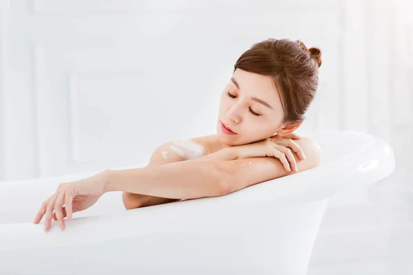 Krásná Mladá Asijská Žena Relaxační Vaně — Stock fotografie
