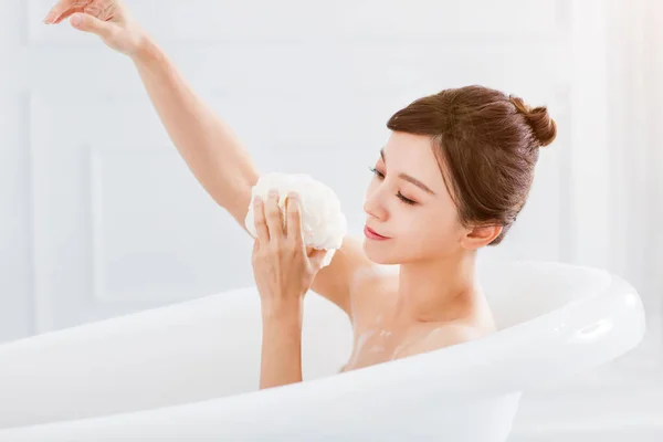 Mujer Joven Tomar Baño Bañera —  Fotos de Stock