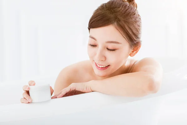 Mujer Bañera Mostrando Producto Baño Blanco —  Fotos de Stock