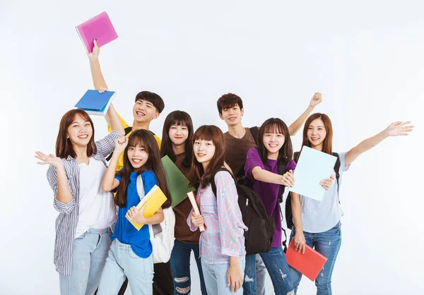 Feliz Grupo Jóvenes Estudiantes Pie Juntos —  Fotos de Stock