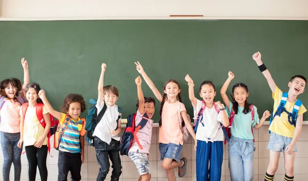 Groep Van Diverse Jonge Studenten Die Samen Klas Staan — Stockfoto