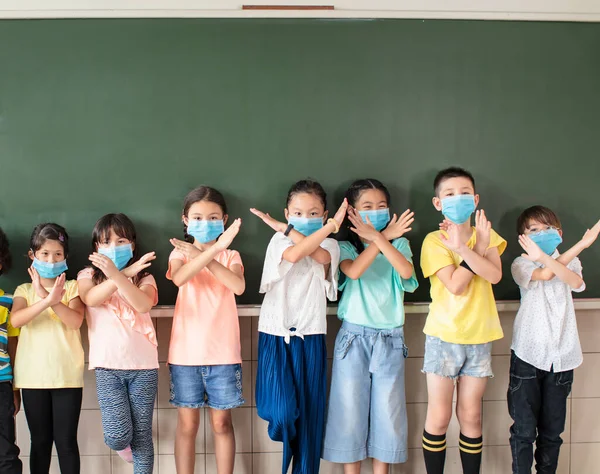 Grupa Różnorodnych Młodych Uczniów Nosi Maski Pokazuje Znak Stopu Gest — Zdjęcie stockowe