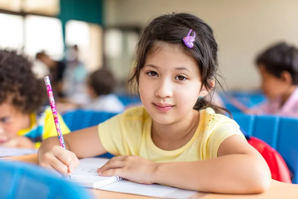 Güzel Asyalı Küçük Kız Sınıfta Ders Çalışıyor — Stok fotoğraf
