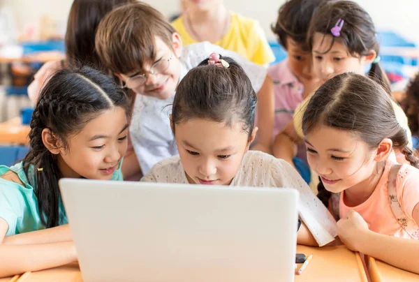 Glückliche Kinder Beim Blick Auf Den Laptop Klassenzimmer — Stockfoto