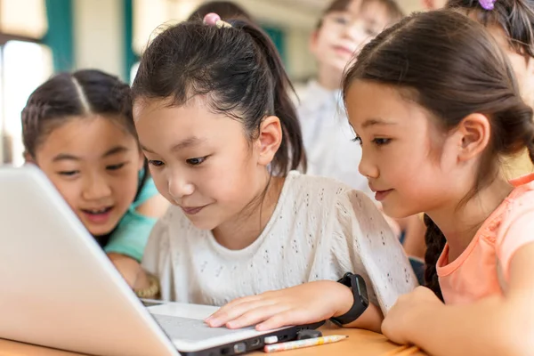 Sınıfta Dizüstü Bilgisayar Kullanan Mutlu Çocuklar — Stok fotoğraf