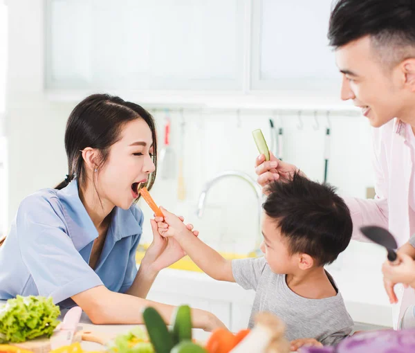 Menino Feliz Alimentando Mãe Pedaço Cenoura Cozinha — Fotografia de Stock