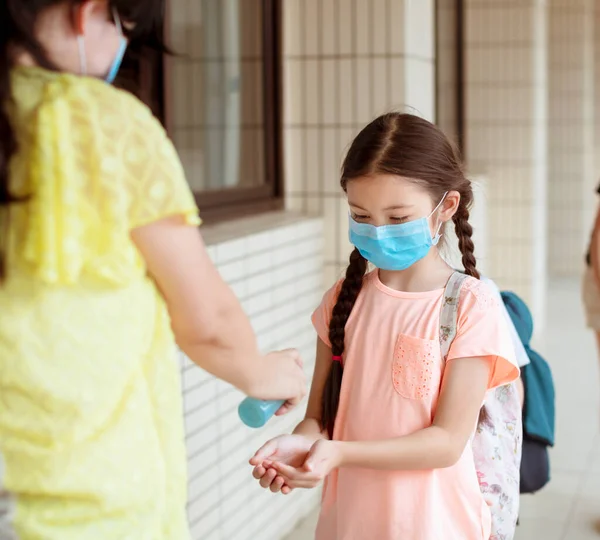 Studenti Che Lavano Mano Con Alcohol Sanitizer Scuola — Foto Stock