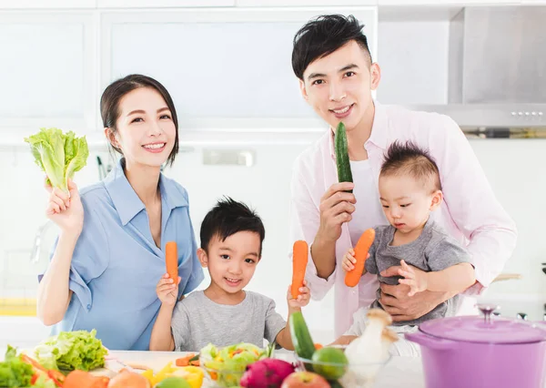 快乐的家庭在厨房里展示健康的食物 — 图库照片