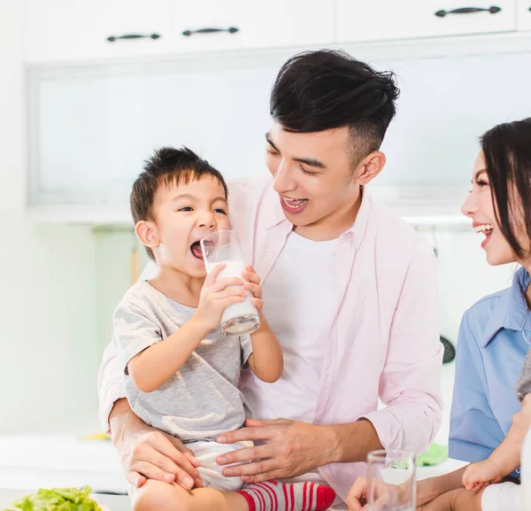 Szczęśliwa Rodzina Śniadaniem Mlekiem Kuchni — Zdjęcie stockowe