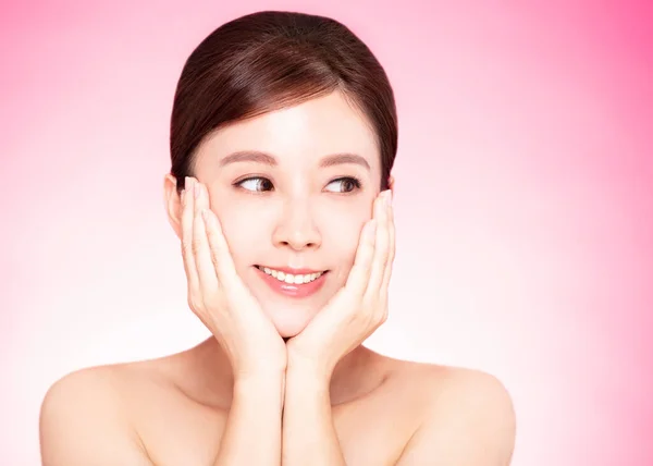 Schöne Junge Frau Berührt Ihr Gesicht Mit Blick Zur Seite — Stockfoto