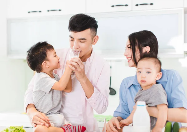 Feliz Familia Beber Leche Cocina —  Fotos de Stock