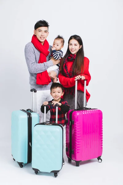 Gelukkige Familie Met Warme Kleren Witte Achtergrond Winter Vakantie Concepten — Stockfoto
