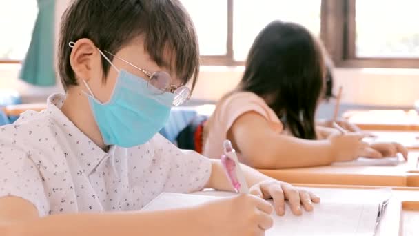 Studenter Bär Mask Och Studerar Klassrummet — Stockvideo
