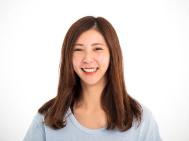 Gülümseyen Asyalı kızın yakın portresi