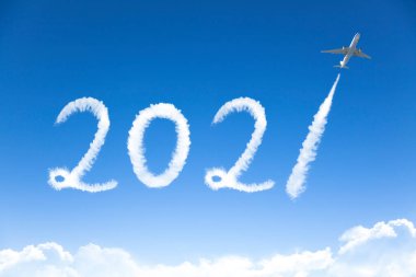 Mutlu yıllar 2021 konsepti. Bulutlar gökyüzünde uçakla çiziyor