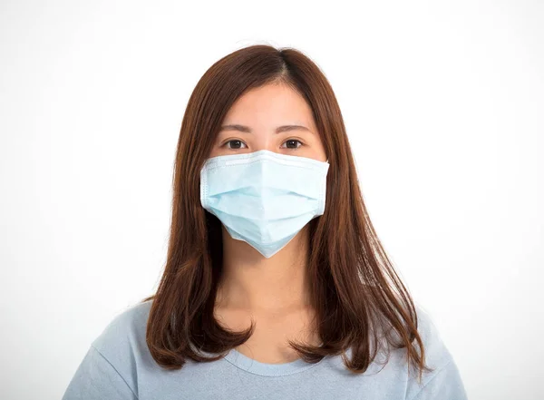 Beyaz Arka Planda Izole Edilmiş Tıbbi Maskeli Genç Bir Kız — Stok fotoğraf