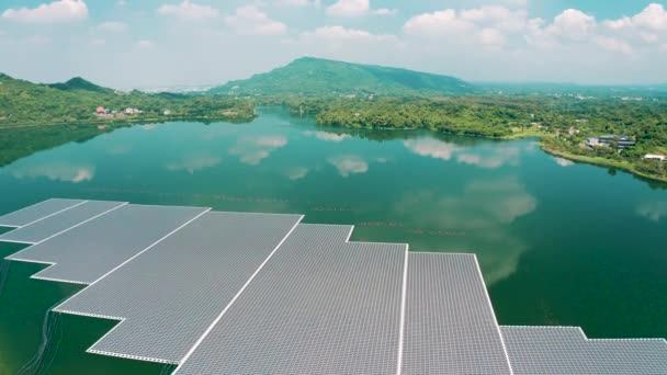 湖上漂浮的太阳能电池板或太阳能电池平台系统的空中视图 — 图库视频影像