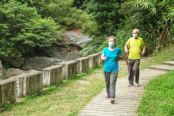 Senior Par Bär Ansiktsmask Och Promenader Genom Naturparken — Stockfoto