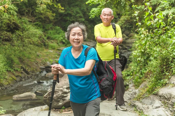 Feliz Asiática Senior Pareja Senderismo Naturaleza Parque —  Fotos de Stock