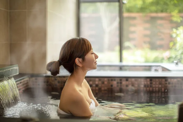 Asiático Jovem Mulher Relaxante Primavera Quente — Fotografia de Stock