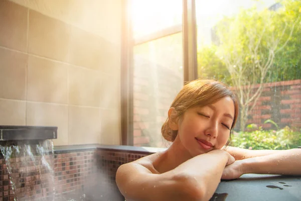 Bela Jovem Mulher Relaxante Primavera Quente — Fotografia de Stock