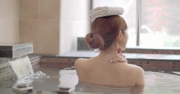 Asiatique Jeune Femme Détente Massage Dans Source Chaude — Video