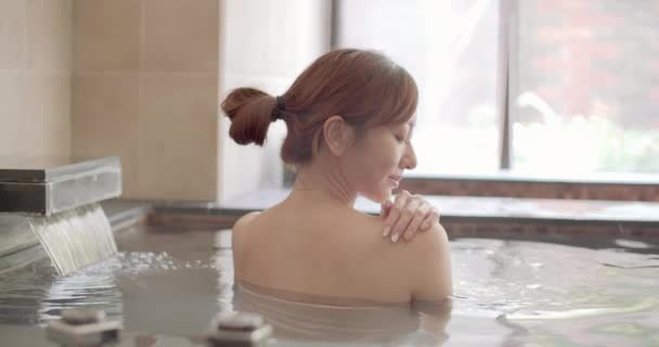 Asiático Jovem Mulher Relaxante Massageando Primavera Quente — Vídeo de Stock