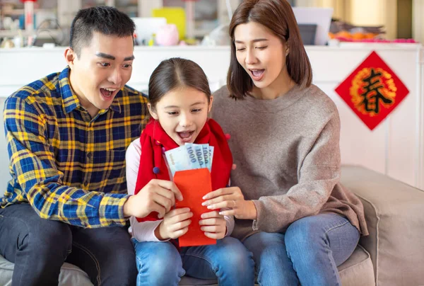 祝您新年快乐 父母和孩子都很惊讶地看着红包里的钱 中文文本 春季时间 — 图库照片