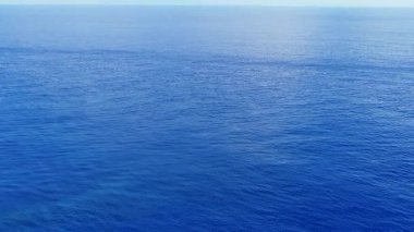 Mavi okyanusun havadan görünümü