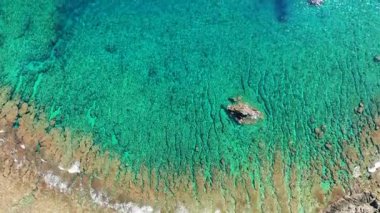 Kıyı şeridi ve mercan resiflerinin havadan görünüşü