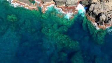 Kıyı şeridi ve mercan resiflerinin havadan görünüşü