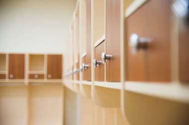 Stadyumdaki boş futbol soyunma odası.