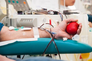 Kan nakli sırasında doktor. Hastanedeki donörden alınan kan bağışı ünitesi.
