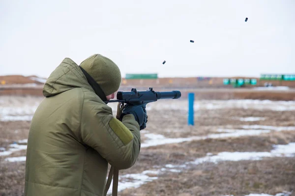 訓練の兵士 撮影銃を持つ男 — ストック写真