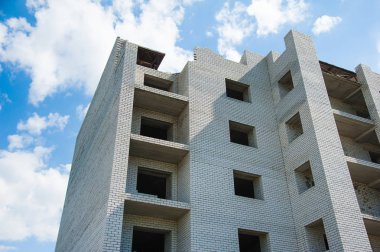 Çok katlı bir bina. Çok katlı konut inşaatı