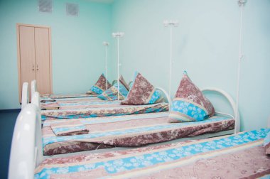 Yatak ve bir hastanede donatılmış rahat tıbbi bakım odası