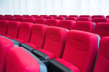 Konferans odasında sıralı sandalyeler