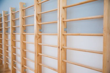 Modern yeni okul binası. Sarı zemini ve duvarları olan boş bir spor salonu.