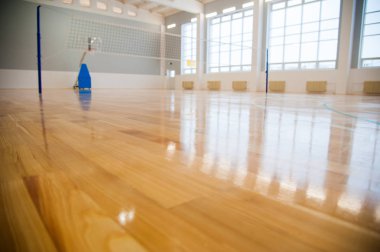 Modern yeni okul binası. Sarı zemini ve duvarları olan boş bir spor salonu.