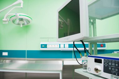 Modern klinikteki ameliyathane.