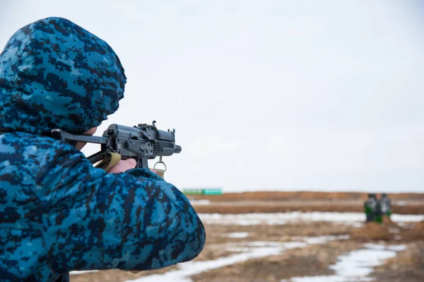 Soldatenausbildung Der Mann Der Mit Der Waffe Schießt — Stockfoto