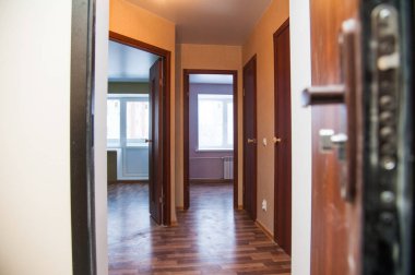 Boş bir oda yarısı açılan kapı. Kapı kolu, kapı kilidi.